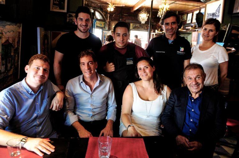 Christoffer junto a su pareja, María Izzo; el vicejefe de Gobierno, Diego Santilli; el Defensor del Turista José Palmiotti; y el equipo que lo acompaña en sus días en Argentina. (Gentileza Clarín. Fotos: Rubén Digilio)