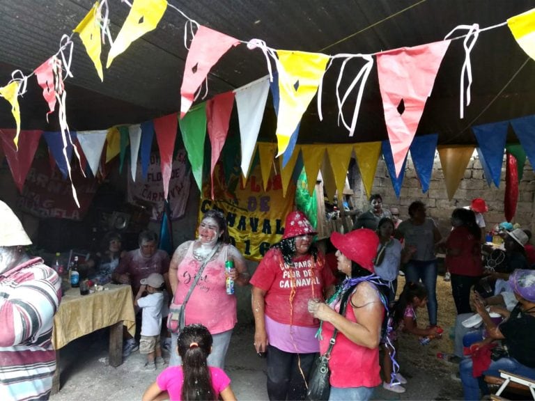 Los patios de las casas particulares son adornados para recibir a las comadres en su festejo.