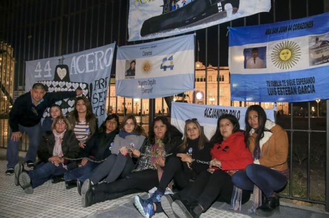 Familiares encadenados en la Plaza de Mayo