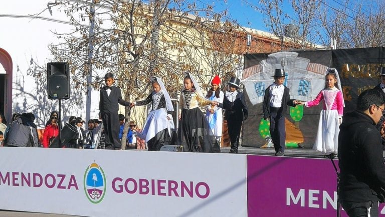 Los chicos pusieron alegría y color al acto.