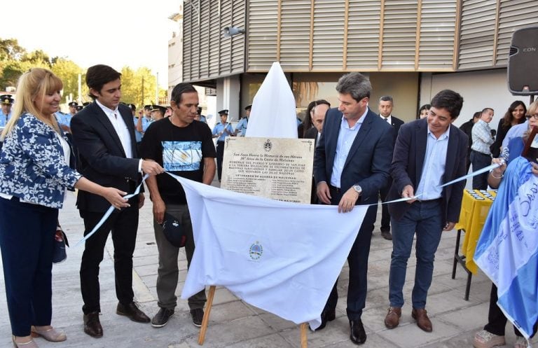 Se descubrió una placa que se colocará en el monumento a los caídos en Malvinas.