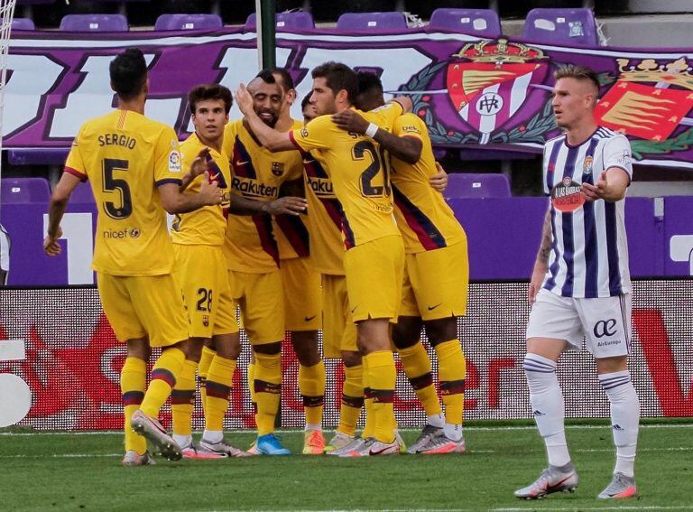 Los jugadores del FC Barcelona felicitan a Arturo Vidal (EFE/R. García)