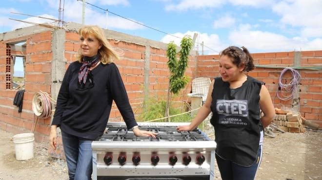 Tete Coustarot se presentó en la ciudad de Viedma para hacer actos solidarios