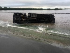 Así quedó uno de los colectivos arrastrados por el agua.