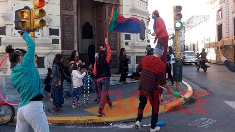 Reclamo de profesores de la escuela de circo de Paraná (ElOnce).