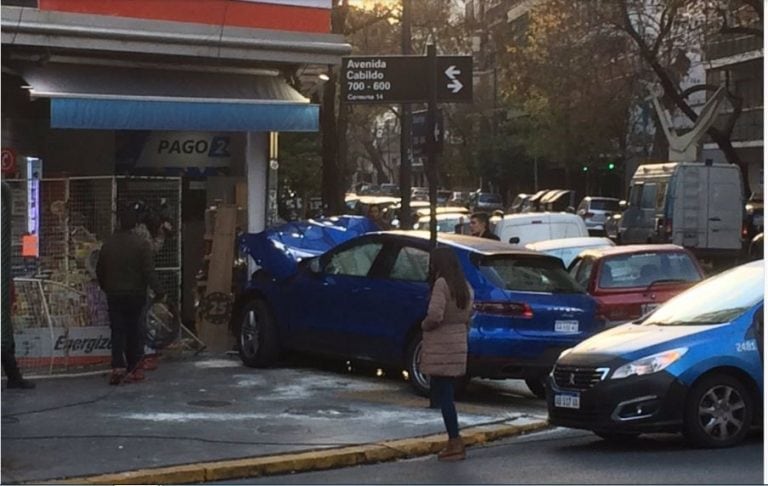 El vehículo es un Porsche Macan color azul. (Foto: TN)