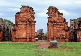 Ruinas Jesuíticas de San Ignacio donde se celebra la Misa de las Misiones cada Jueves Santo. (CIMECO) Está a pocos kilómetros de Posadas y se viaja por una autopista desde la capital misionera.