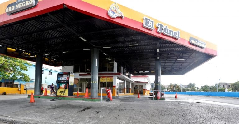 Vista de una estación de gasolina cerrada por falta de combustible este miércoles, en La Habana (Cuba). La llegada de combustible a Cuba se interrumpió ayer martes y no se reanudará hasta el próximo día 14, informó este miércoles el presidente del país, Miguel Díaz-Canel. Crédito: EFE/ Ernesto Mastrascusa.