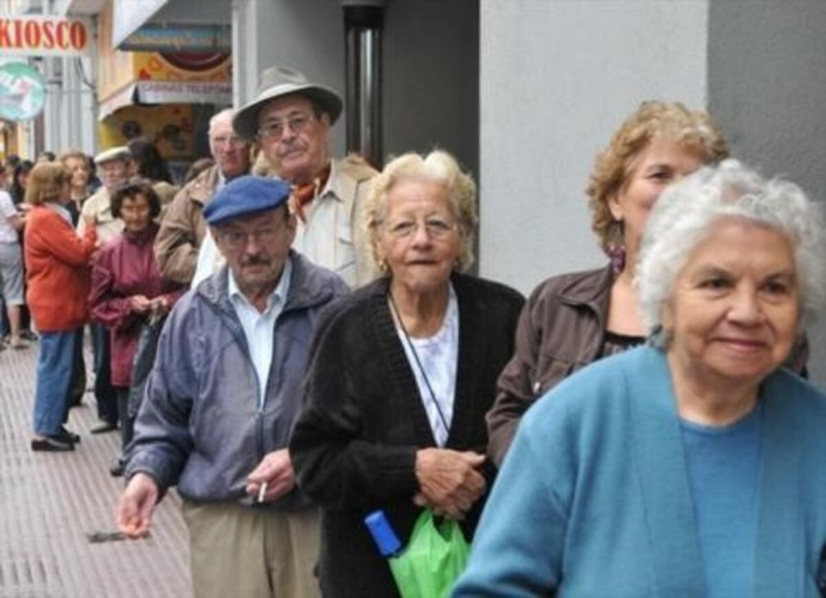 Coronavirus: qué dijo la prensa internacional sobre las largas filas de jubilados para cobrar sus haberes