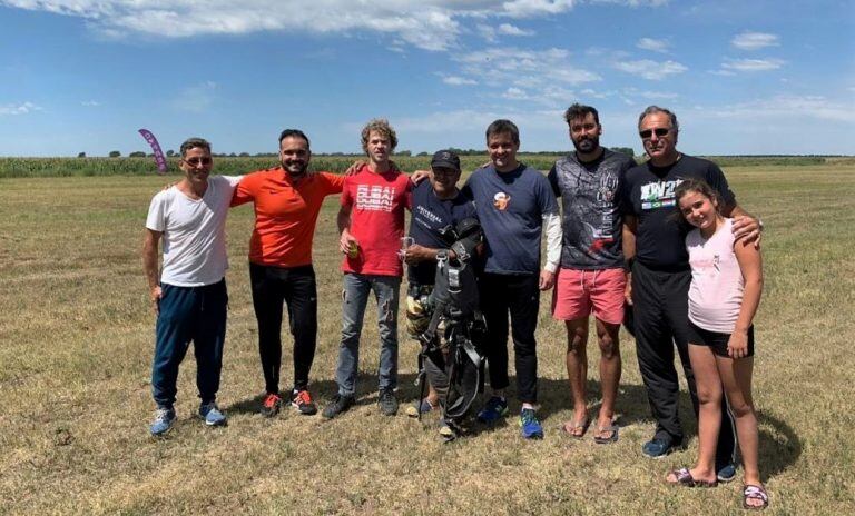 El intendente junto a un grupo de aficionados (Municipalidad de Santa Rosa)