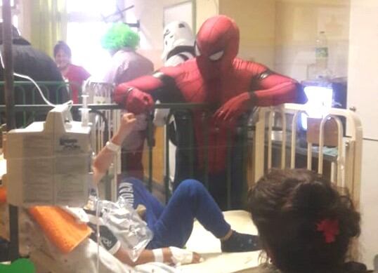 Darth Vader y El Hombre Araña cordobés visitaron a los chicos del área de Oncología del Hospital de Niños y así los alegraron. (Facebook)