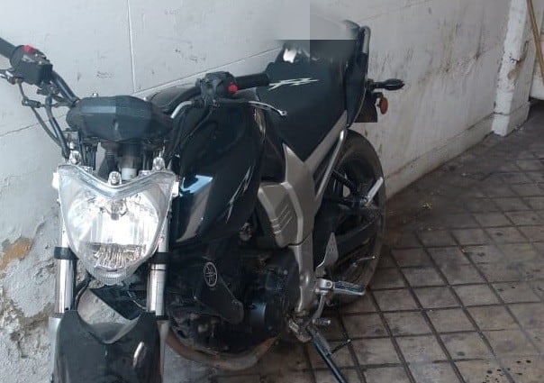 El arma y la moto secuestradas tras el episodio. (Rosario Alerta)