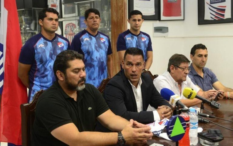 Fernando Gamboa en su presentación como entrenador de Nacional de Paraguay. (ABC)