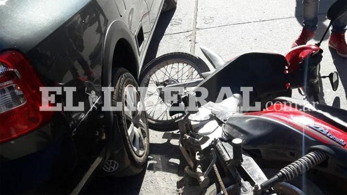 Así quedaron la moto y la Volkswagen Saveiro que protagonizaron el accidente en Loreto.