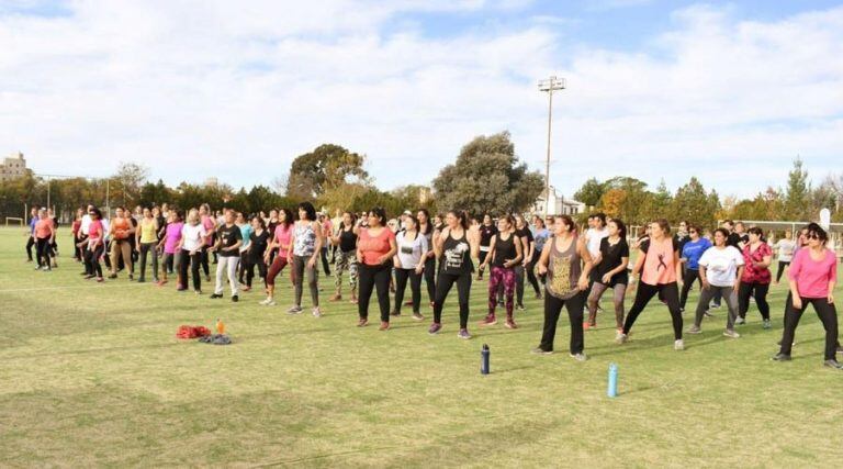 Una multitud de alumnas participaron de la actividad (Municipalidad de Santa Rosa)