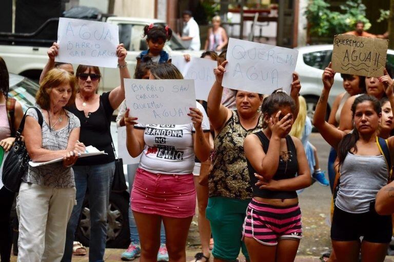 Vecinos de La Plata reclamaron por falta de agua en distintos barrios de la ciudad