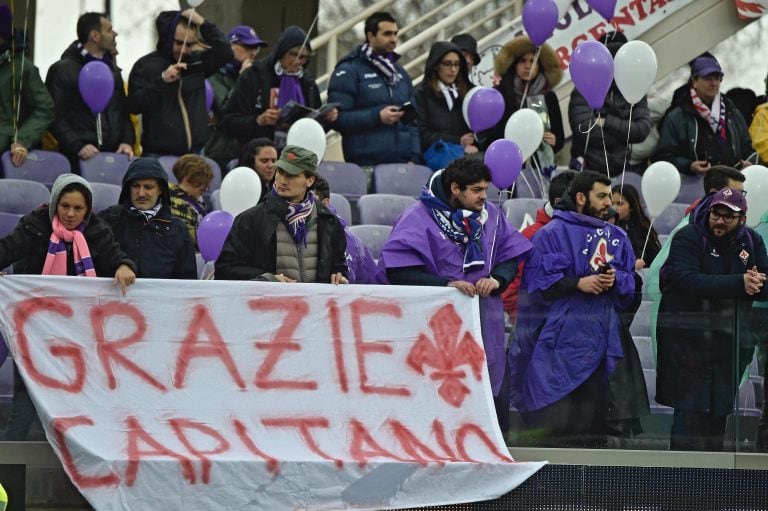 Homenaje de los hinchas al futbolista fallecido. Foto: E
EFE/EPA/MAURIZIO DEGL'INNOCENTI