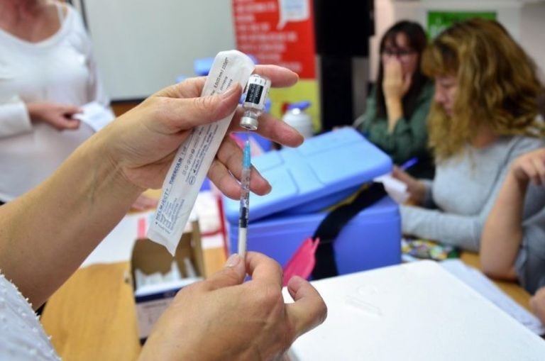 El hombre pidió que le inyecten la vacuna antigripal sin indicación médica. Los enfermeros recibieron golpes de puño (web).