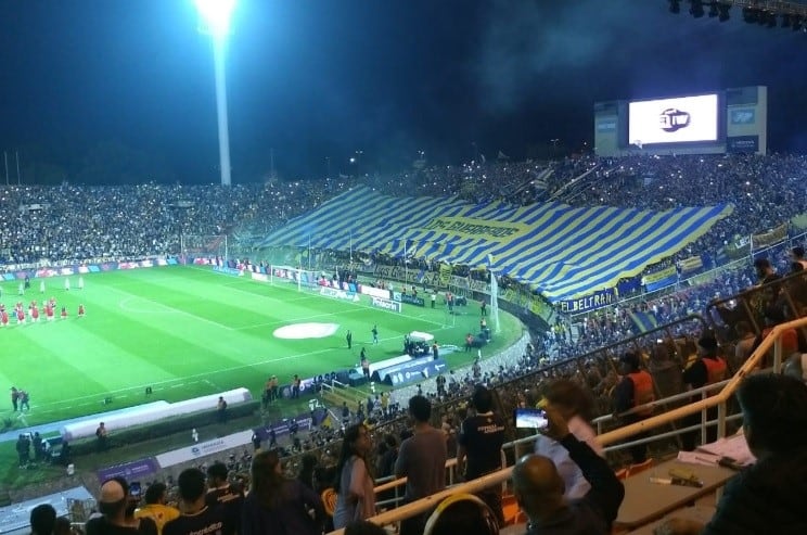 Hinchadas de Central y Gimnasia LP en la previa a la final de Copa Argentina