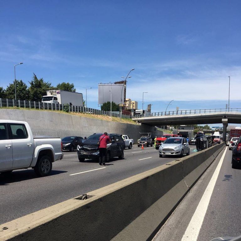 Choque múltiple y vuelco en General Paz y avenida San Martín.