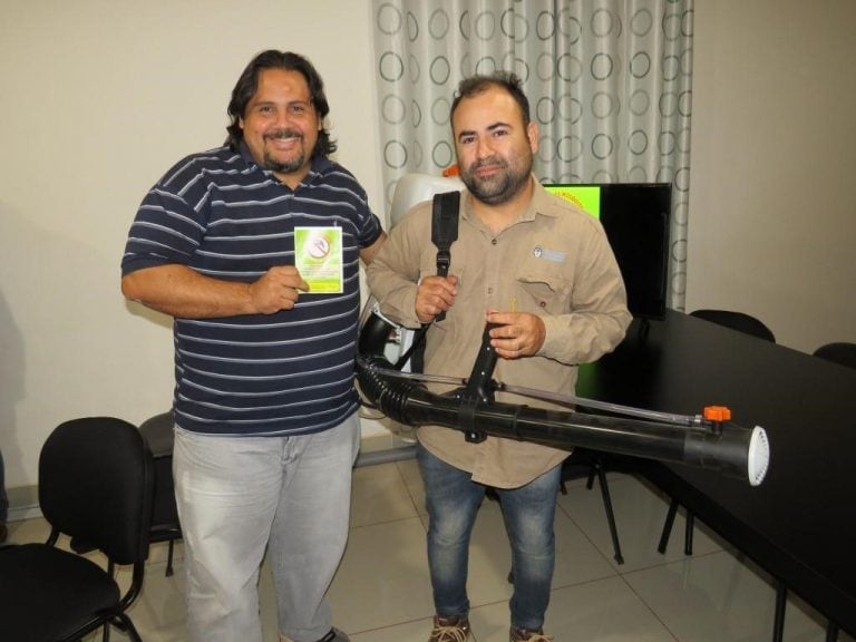 El intendente Fernando Ferreira, en la entrega de un equipo al titular del Control de Vectores de la Nación, Diego Osuna. (Miguel Garcete)