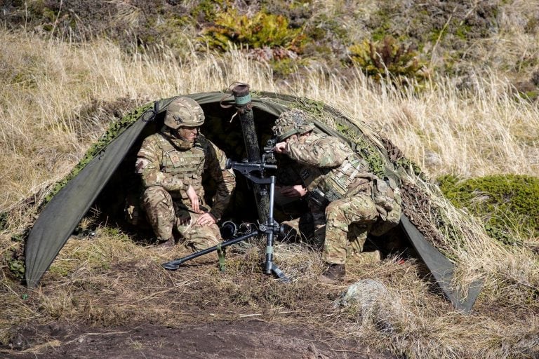 MIlitarización británica en Malvinas - Posición y ejercicio de lanzamiento de mortero, Ejército Británico en Malvinas.