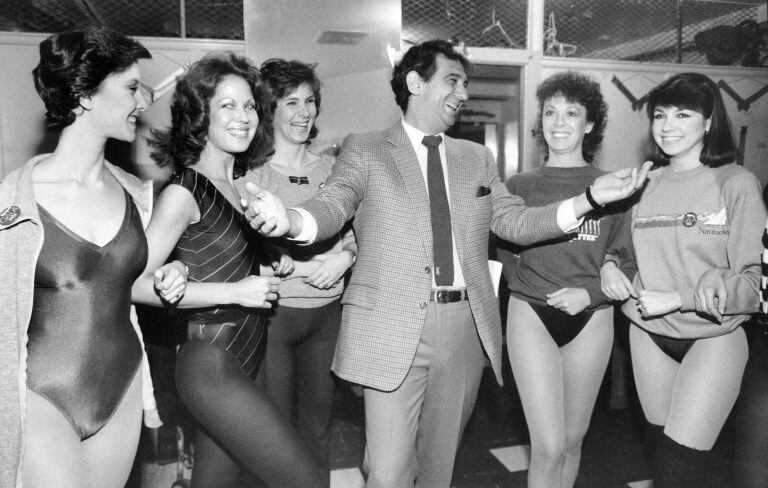 Placido Domingo jjunto a las Rockettes en el Radio City Music Hall de Nueva York (AP)