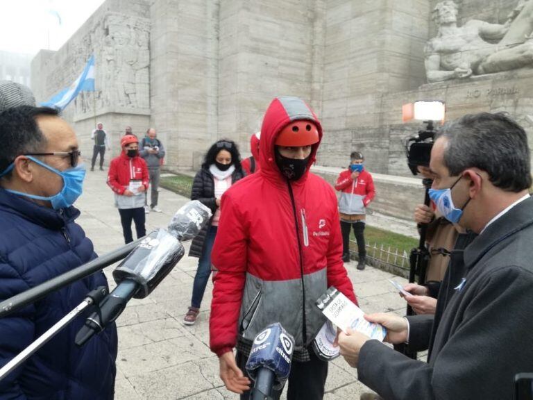 Interrupción del acto del Día de la Bandera por parte de trabajadores de apps (Radio 2)