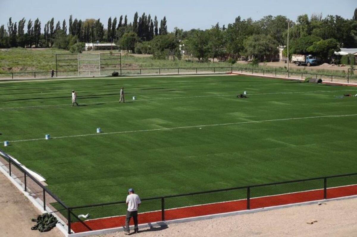 Retomaron los trabajos en la cancha de hockey en Monte Comán