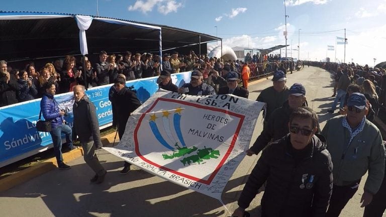 Desfile por el día del veterano y los caídos en Malvinas