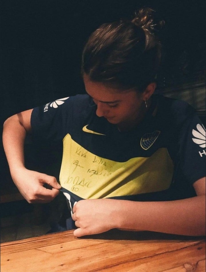 La fanática, con su camiseta firmada. (Foto: Olé)