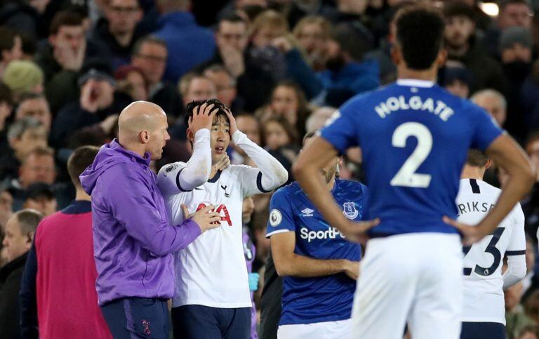 Son Heung-min, consternado al ver el tobillo de Gomes (Foto: Carl Recine/REUTERS)