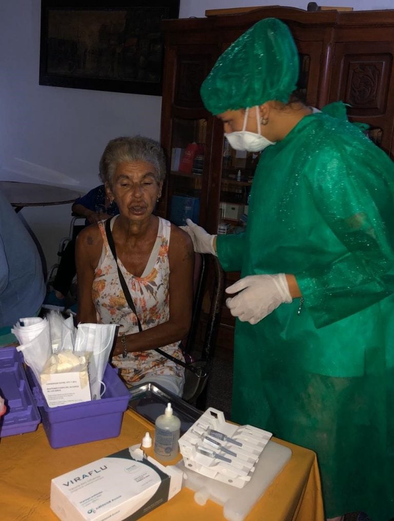 Los abuelos que están en los geriátricos y personal de la Salud fueron los primeros en ser vacunados en la jornada de hoy.