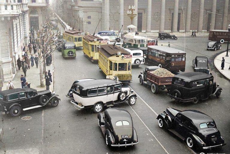 La curva de Plaza de Mayo frente a la Catedral Metropolitana. Foto de 1939/40. @argentinaencolor