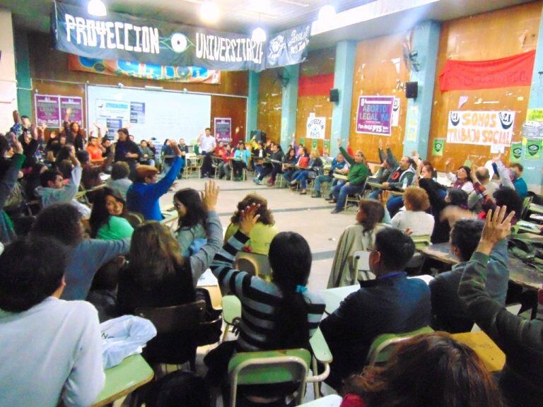 Asamblea interclaustro en Humanidades-UNJu