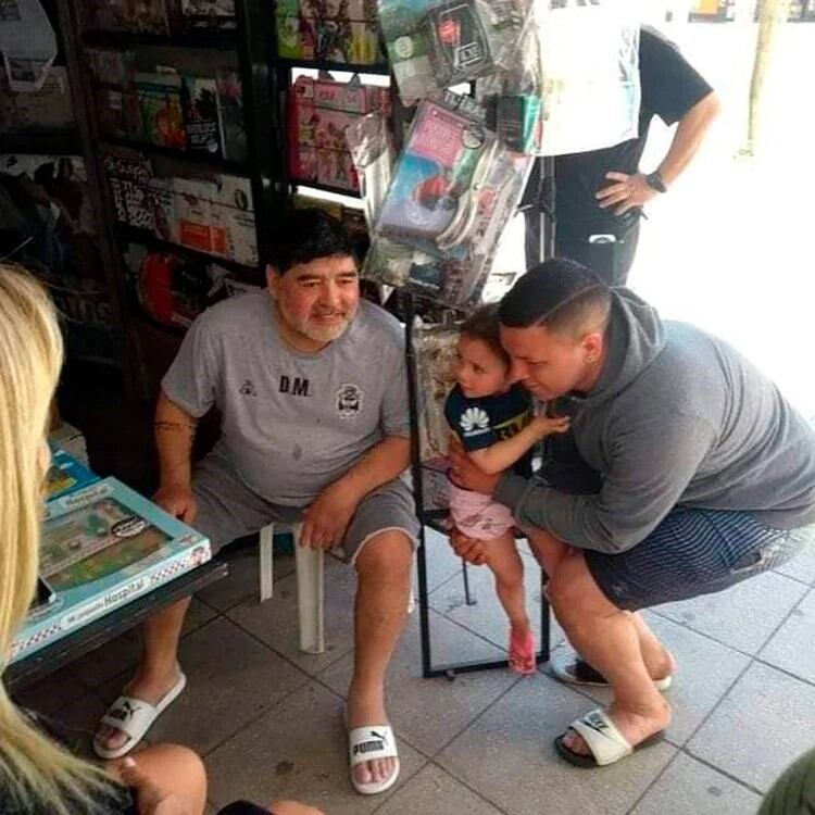 Maradona en un puesto de diarios (Foto: Twitter/vaninasave).