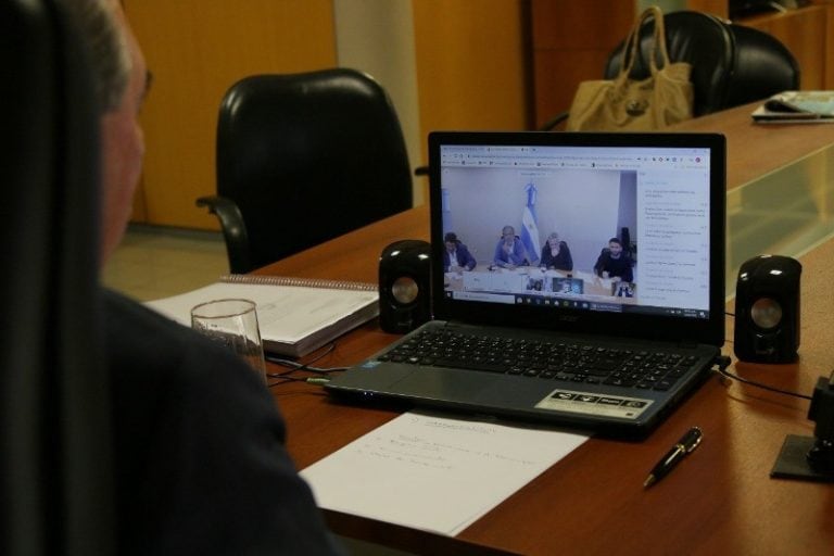 Charla real de Stelatto y otros intendentes con el presidente Fernández, a través de una plataforma virtual, sobre temas de infraestructura. (Mun. de Posadas)