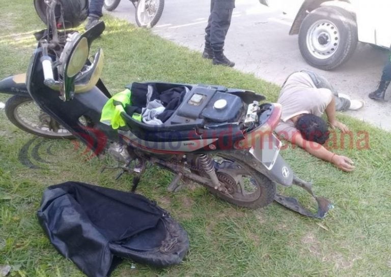 Motociclista borracho frenó y se acostó a dormir sobre la vereda. (Foto: Radio Sudamericana)