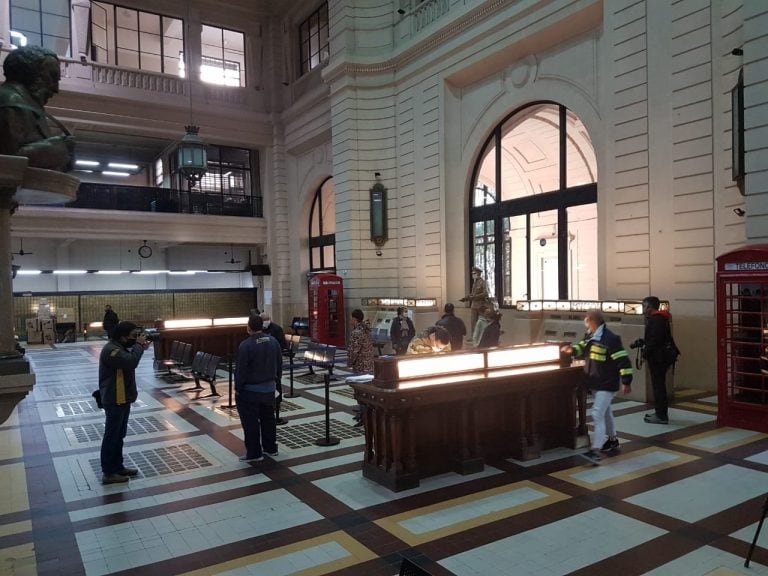 Una larga fila en la plaza 25 de Mayo frente a la sede central del Correo Argentino en Rosario para cobrar el IFE. (Rosario Nuestro)