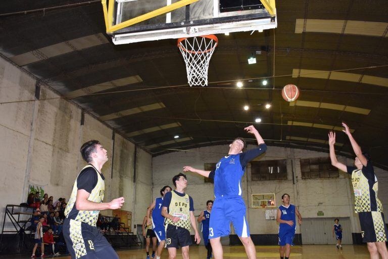 Las categorías U17 y Primera jugaron este viernes en su cancha