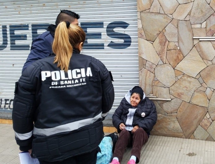 La mujer cayó al piso y fue salvajemente golpeada. (@JoseljuarezJOSE)