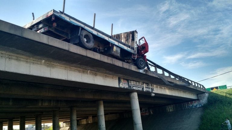 Un camión chocó en el cruce de 27 de Febrero y Avenida Circunvalación.