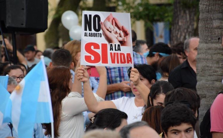 Marcha en contra de la despenalización del aborto en Corrientes. (Foto: Época)