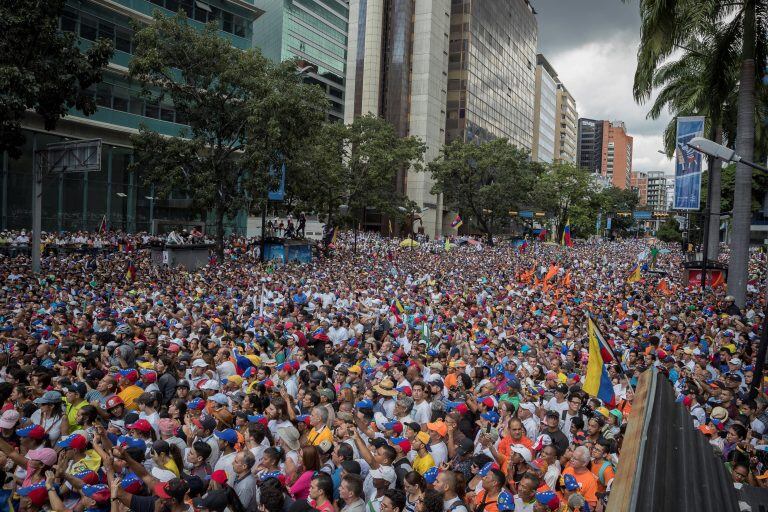 Centenares de opositores al Gobierno de Nicolás Maduro salen a la calle a marchar este sábado (Foto:EFE/ Rayner Peña)