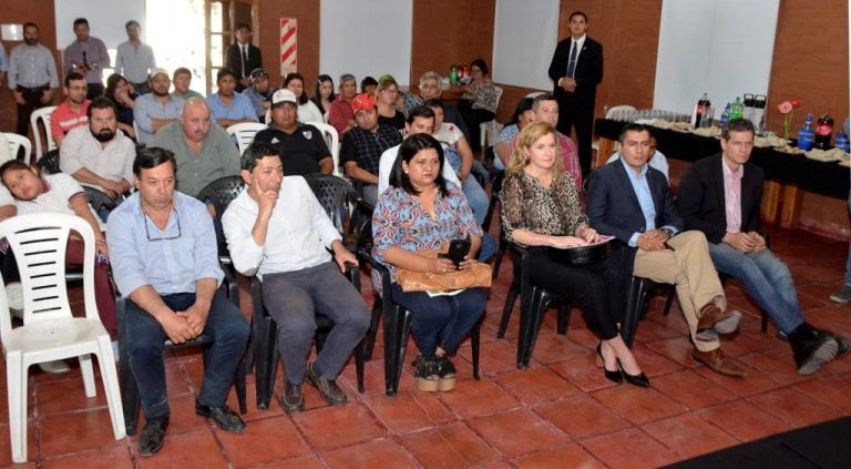 Asistentes a la reunión en el Ministerio de Desarrollo Económico y Producción, donde se hizo entrega de insumos a productores tabacaleros.