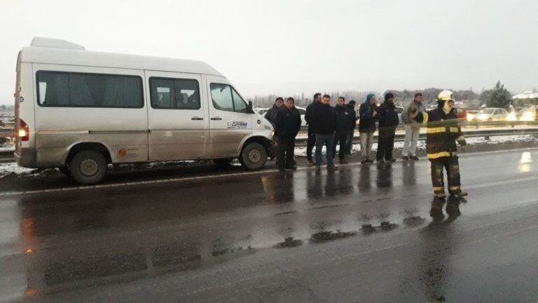 El hielo en la calzada provocó un desastre sobre el Acceso Sur.