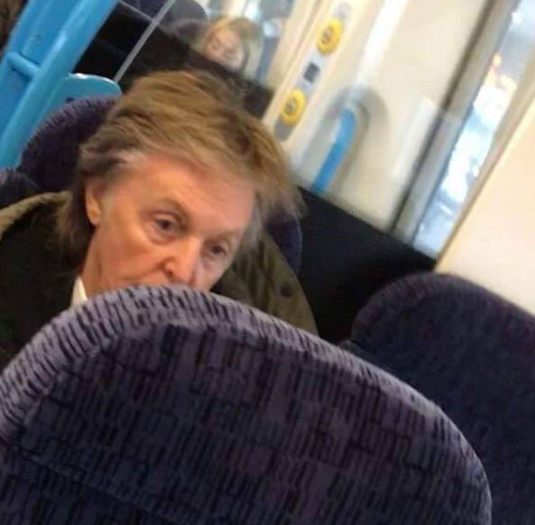 Paul McCartney viajando en tren