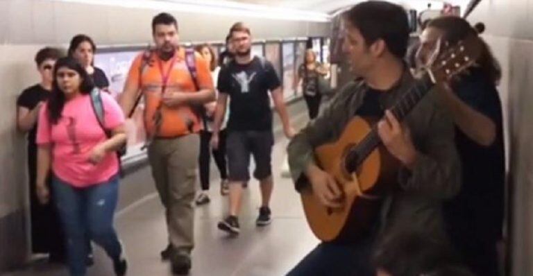 Rodrigo de la Serna y Yotivenco tocaron en el subte (Web)