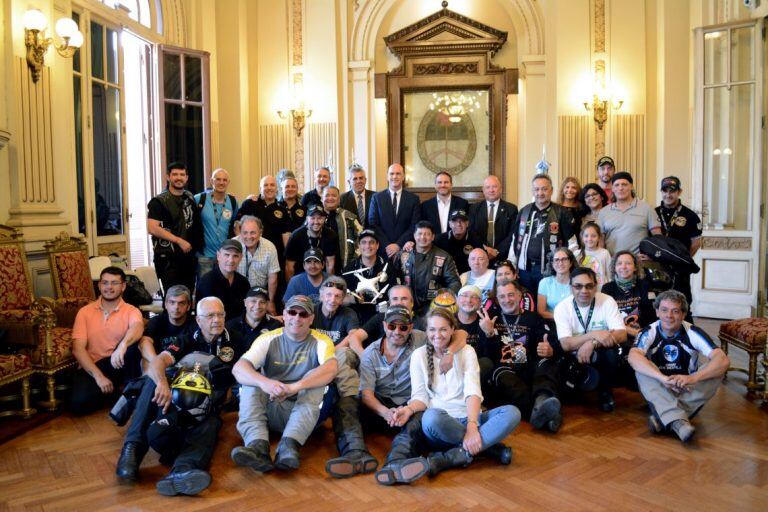 Un grupo de participantes del Primer Motoencuentro Internacional de Motoviajeros Multimarcas, en visita al Salón de la Bandera en San Salvador de Jujuy.