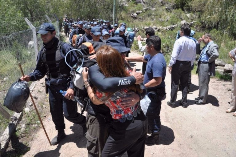 2012: los cadetes bajan del cerro, al día siguiente del entrenamiento fatal. Foto: El Diario de la República.